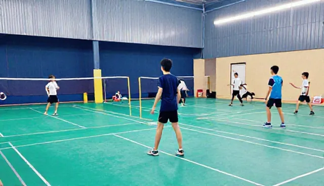 青少年羽毛球基础课程常见问题与处理方法